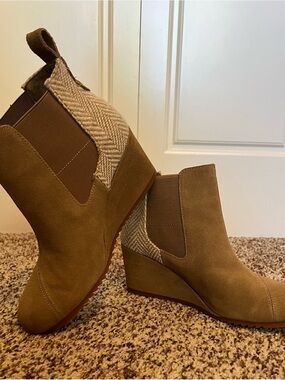 TOMS Women’s Wedge Ankle Boots in Camel Sz 9